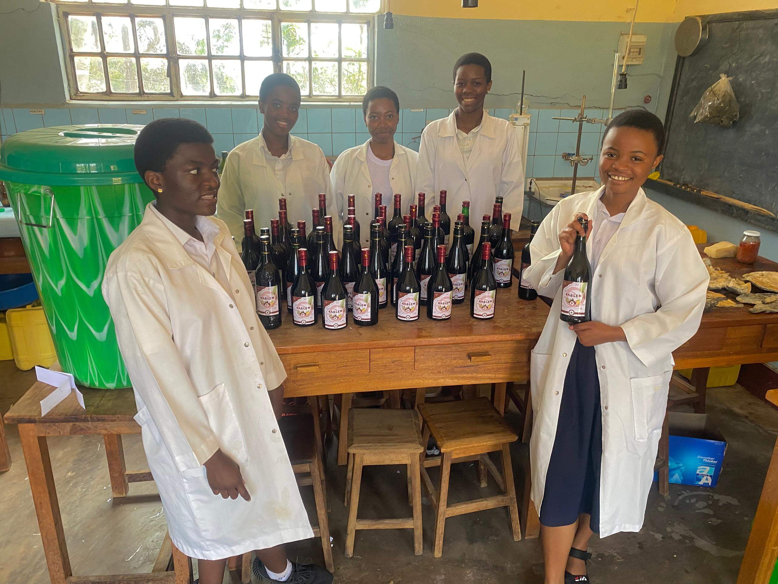 Exposition des produits des élèves de la section scientifique, année scolaire 2024-2025 — photo 2 sur 5