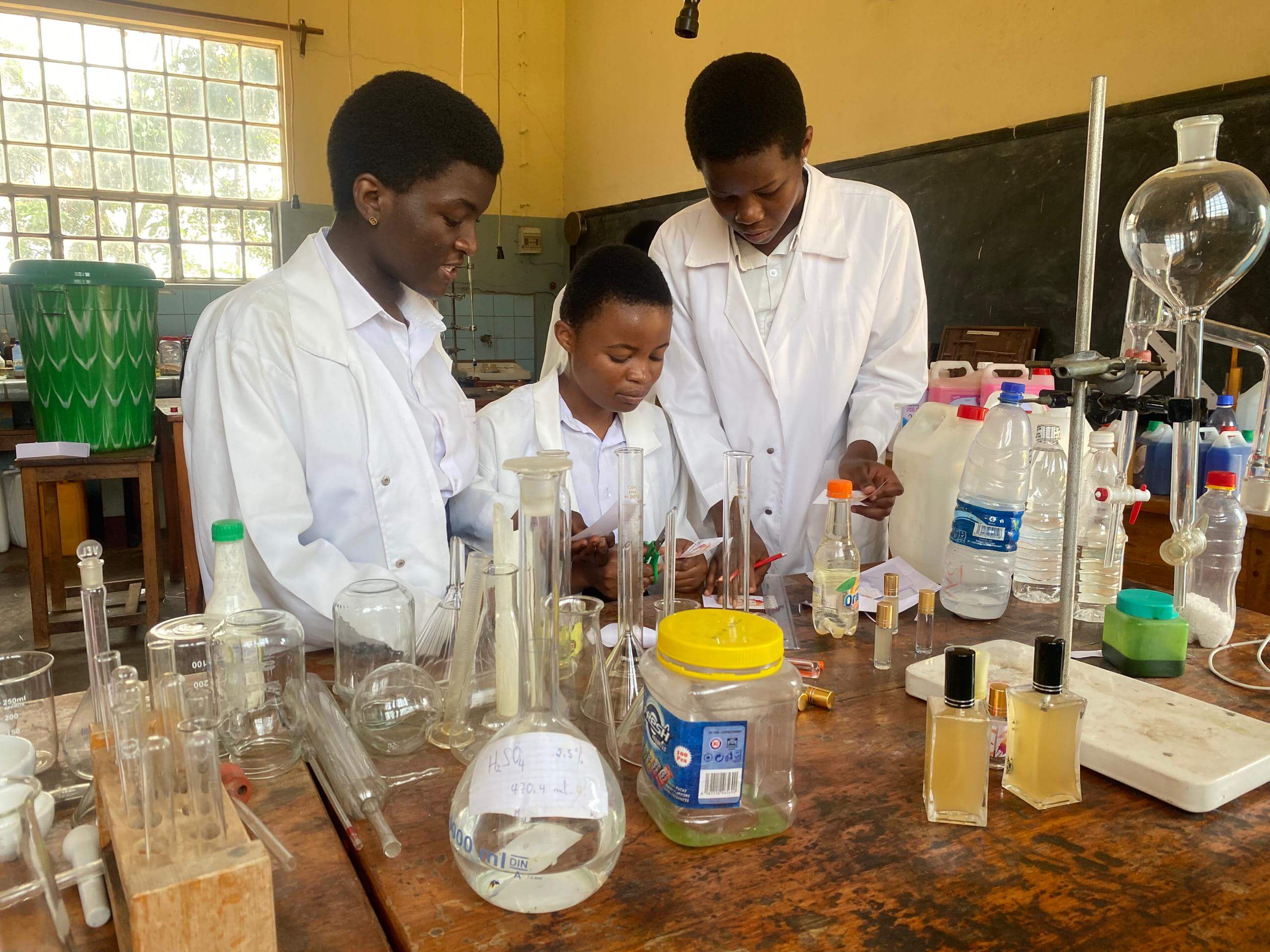 Exposition des produits des élèves de la section scientifique, année scolaire 2024-2025 — photo 3 sur 5